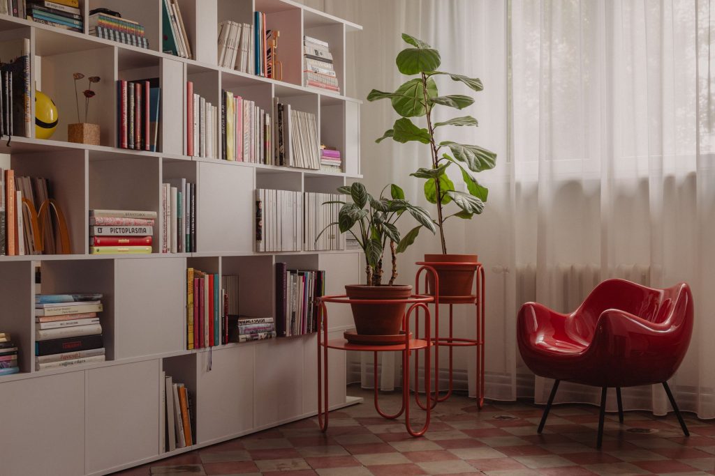 Zijaanzicht van een grijze boekenkast met boeken.