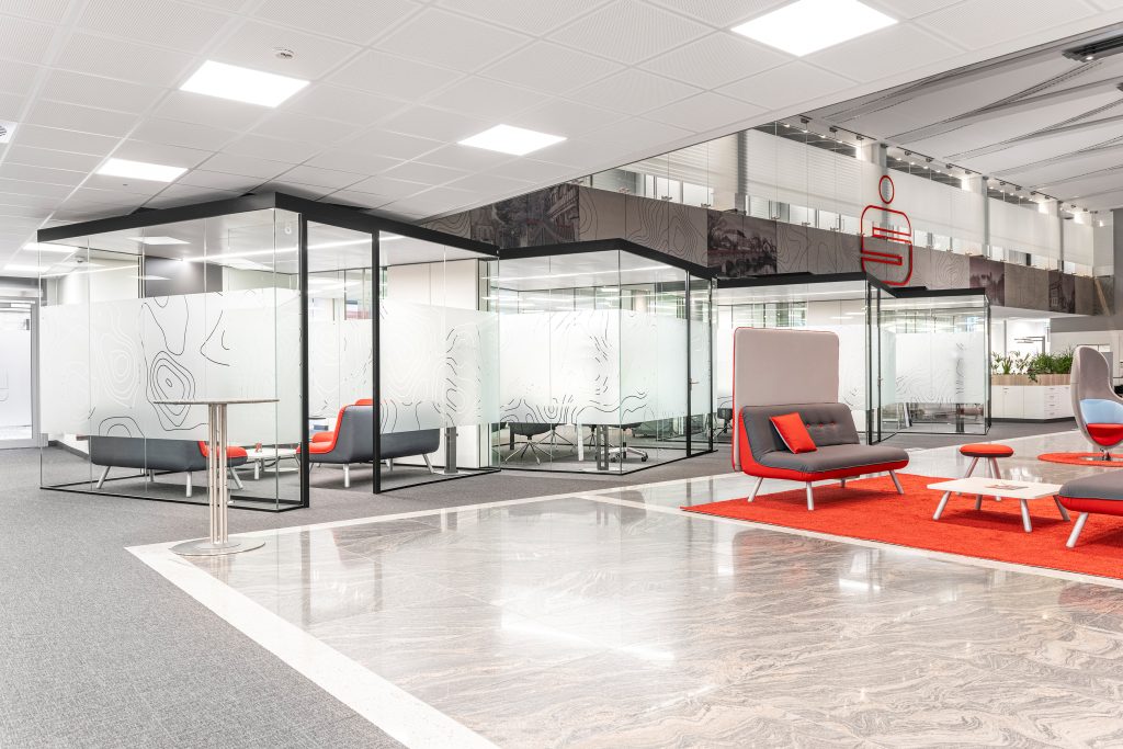 Wit, grijs en rood kantooromgeving met verschillende glazen ruimtes van woodtec.