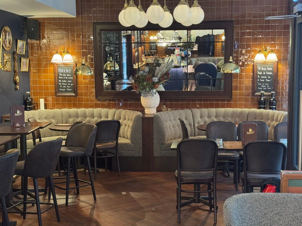 Zijaanzicht van twee half ronde banken van Vilax AB in een koffie Café.