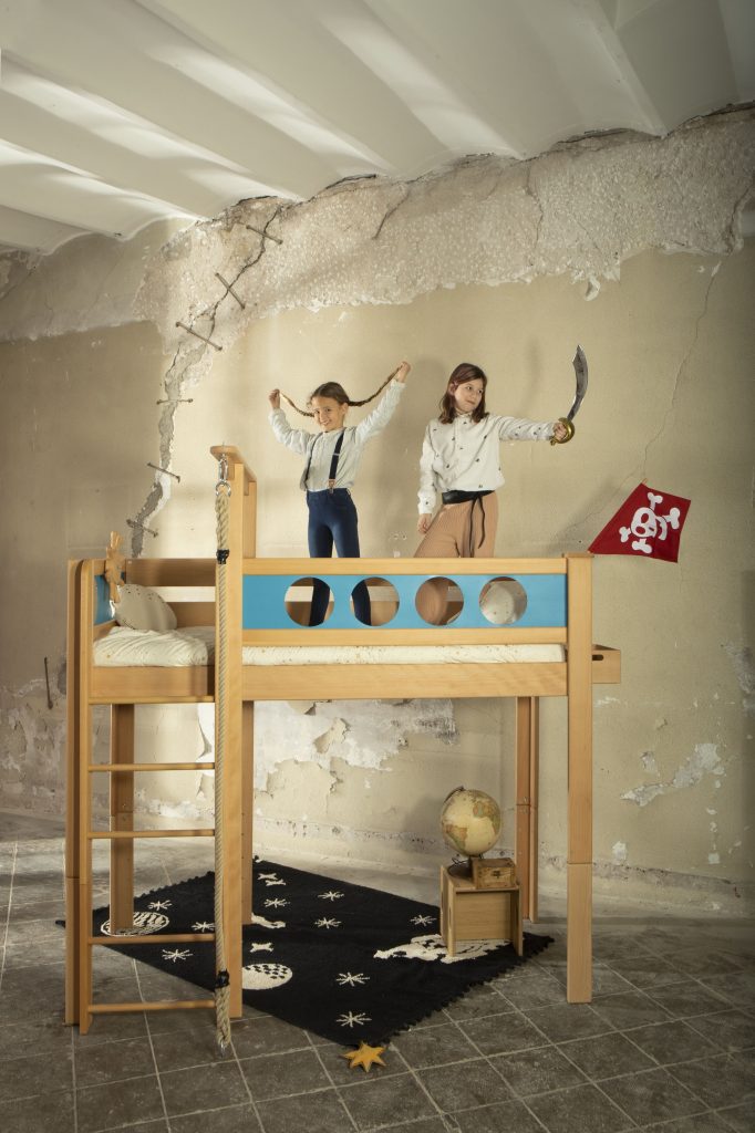 Hoogslaper gemaakt door Wookids met twee spelende kinderen in piratenkostuums.